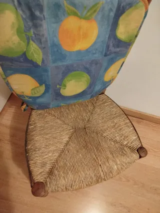 Silla rústica de madera con cojín