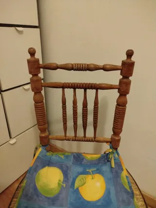 Silla rústica de madera con cojín