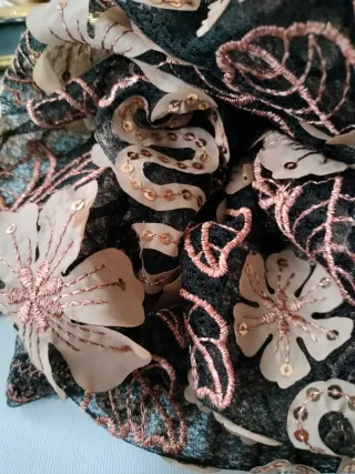 Fular bordado negro y dorado