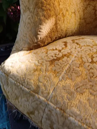 Sofá de terciopelo amarillo dorado