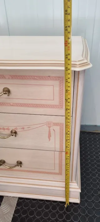 Mesitas de noche blancas y rosas