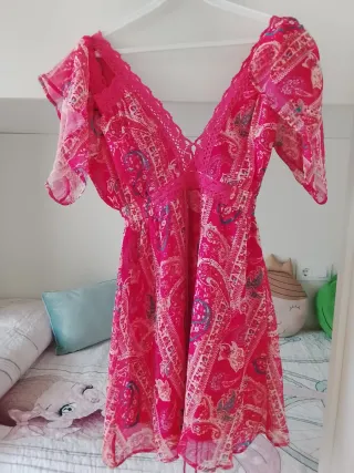 Vestido veraniego rosa con estampado