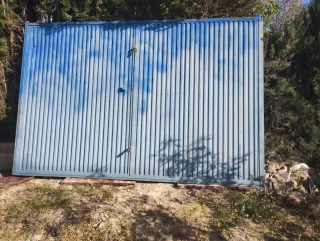 Puerta de garaje azul precio 500 euros