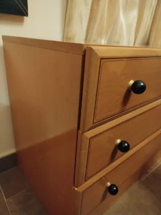 Cómoda de madera con 3 cajones