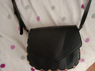 Bolso negro con detalles dorados