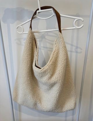 Bolso beige y marrón de pelo sintético