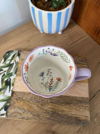 Taza de cerámica con flores