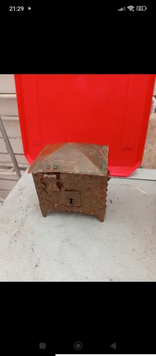 Cofre antiguo de cobre artesano.