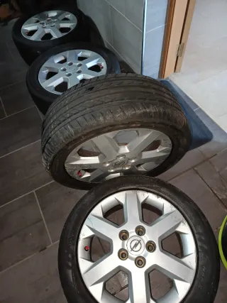 4 Llantas Opel con Neumáticos