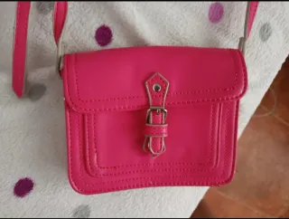 Bolsito rosa con correa
