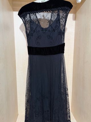 Vestido midi negro encaje y perlas