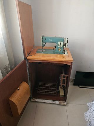 Máquina de coser Alfa con mueble