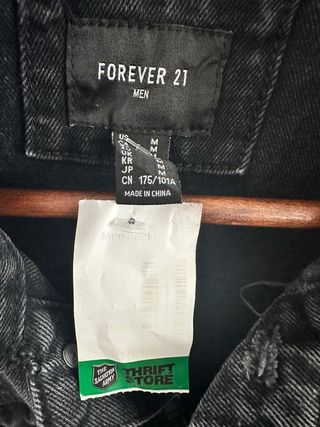 Chaqueta vaquera Forever 21 estilo desgastada