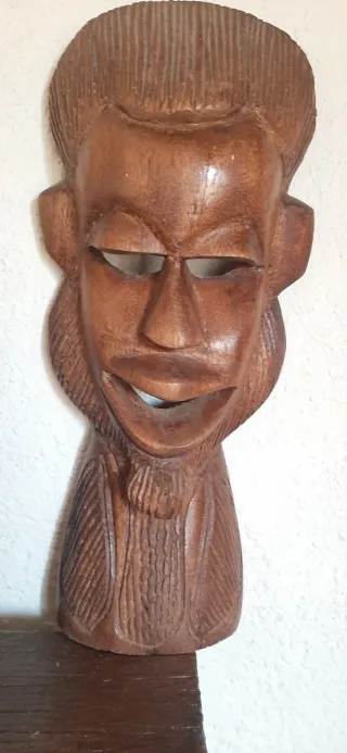 Máscara africana de madera tallada
