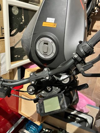 Moto Benelli Leoncino 125cc Gris/Rojo