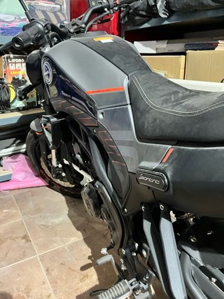 Moto Benelli Leoncino 125cc Gris/Rojo
