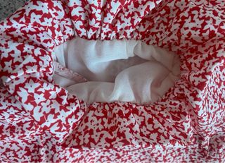 Blusa roja con flores blancas manga corta