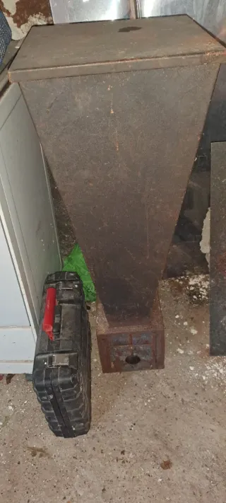 Stufa a grappa in ghisa, ideale per riscaldare gli spazi