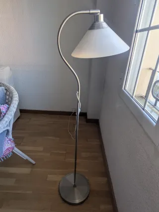 Lámpara de pie plateada y blanca