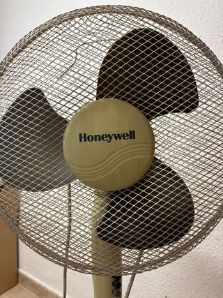 Ventilador de pie Honeywell beige