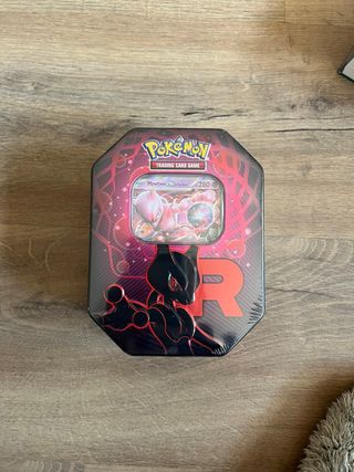 Lata del Team Rocket Mewtwo Pokemon tcg