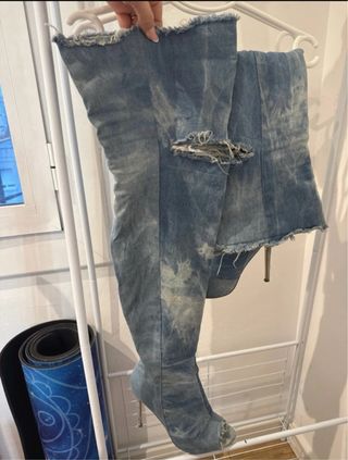 Botas vaqueras altas rasgadas