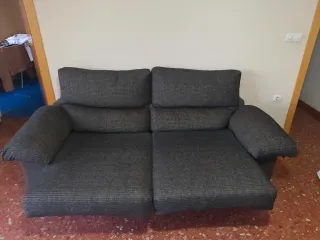 Sofá gris de tela y polipiel