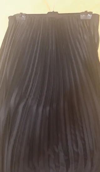 Falda Plisada Satinada Mango Negra