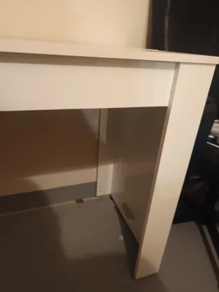 Mesa blanca de madera