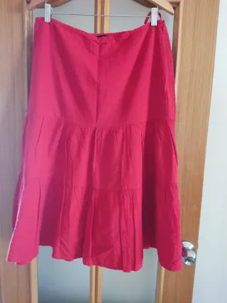 Falda midi roja con volantes