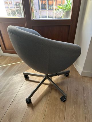 Butaca gris con ruedas