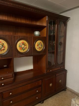 Mueble aparador de madera con detalles dorados