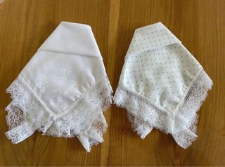 Fazzoletti in tessuto con pizzo bianco e blu