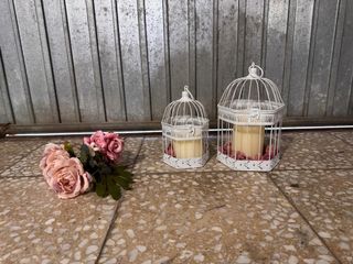 Candelabri bianchi con candele a batteria