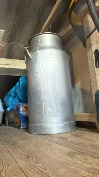 Caldereta lechera grande de aluminio