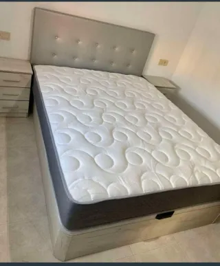 Canapè matrimoniale con testiera