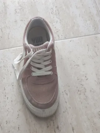 Zapatillas deportivas rosas y blancas