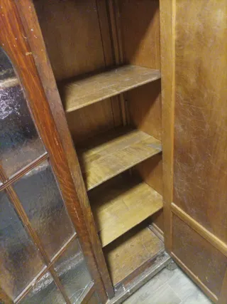 Mueble antiguo de madera y cristal