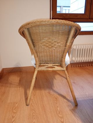 Silla de bambú y mimbre con cojín
