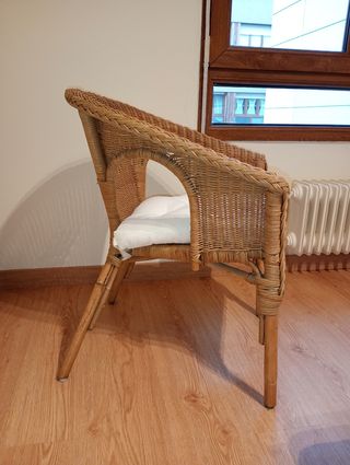 Silla de bambú y mimbre con cojín