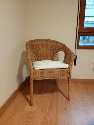Silla de bambú y mimbre con cojín