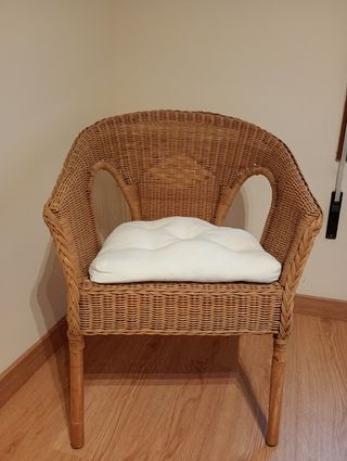 Silla de bambú y mimbre con cojín