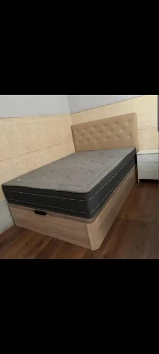 Canapé de madera y tela beige