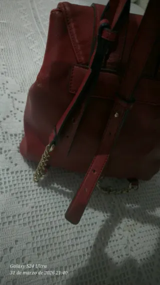 Mochila Guess de color rojo oscuro
