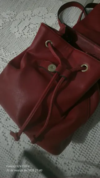 Mochila Guess de color rojo oscuro