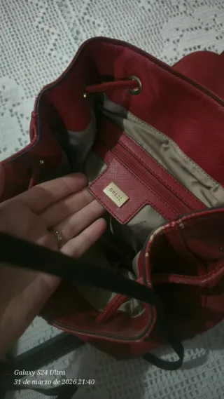 Mochila Guess de color rojo oscuro