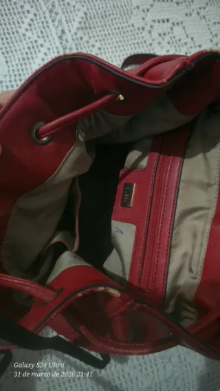 Mochila Guess de color rojo oscuro