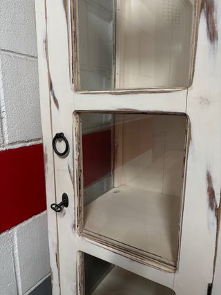 Vitrina madera blanca con puertas de cristal