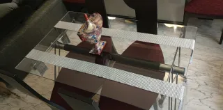 Mesa de cristal y metal