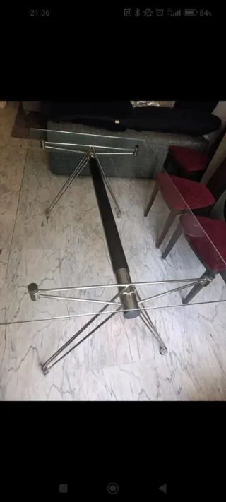Mesa de cristal y metal